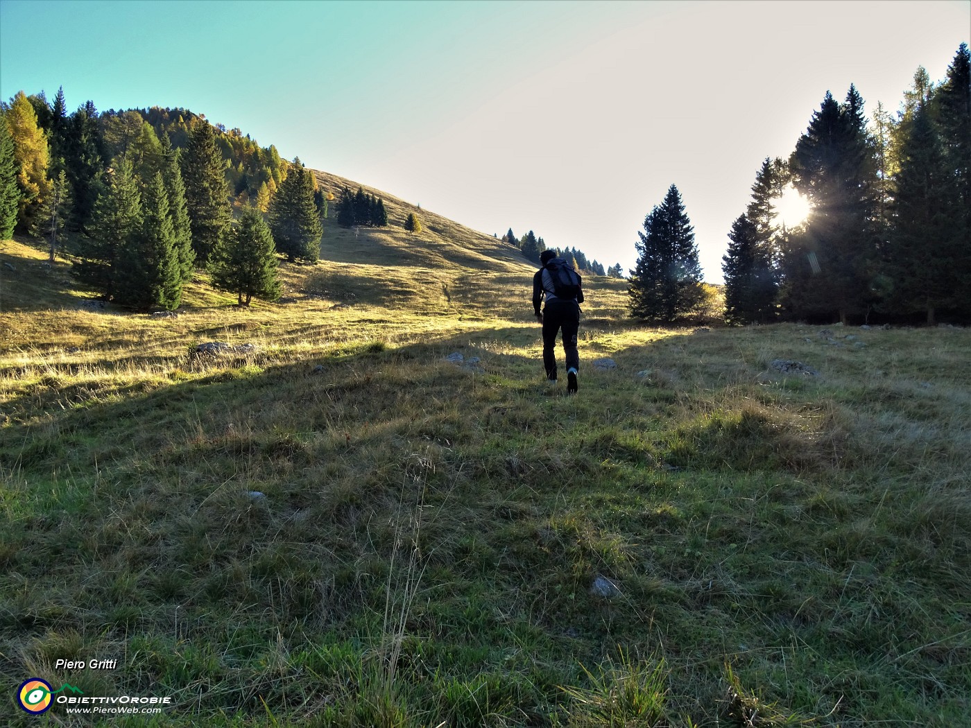 13 Dalla Baita Piazzoli saliamo alla Baita Nuova a sx (1759 m).JPG